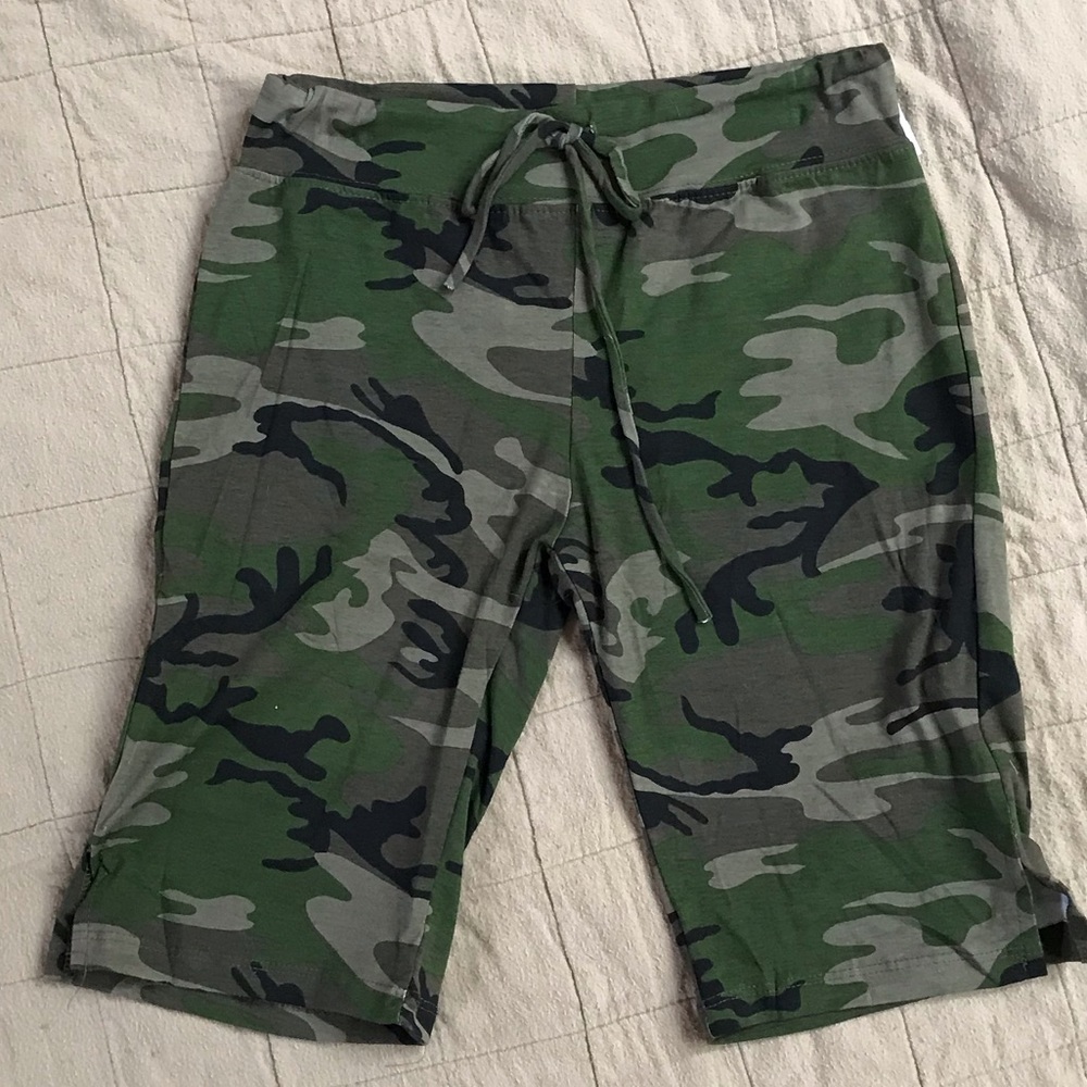 Spandex type camo shorts sz. Small